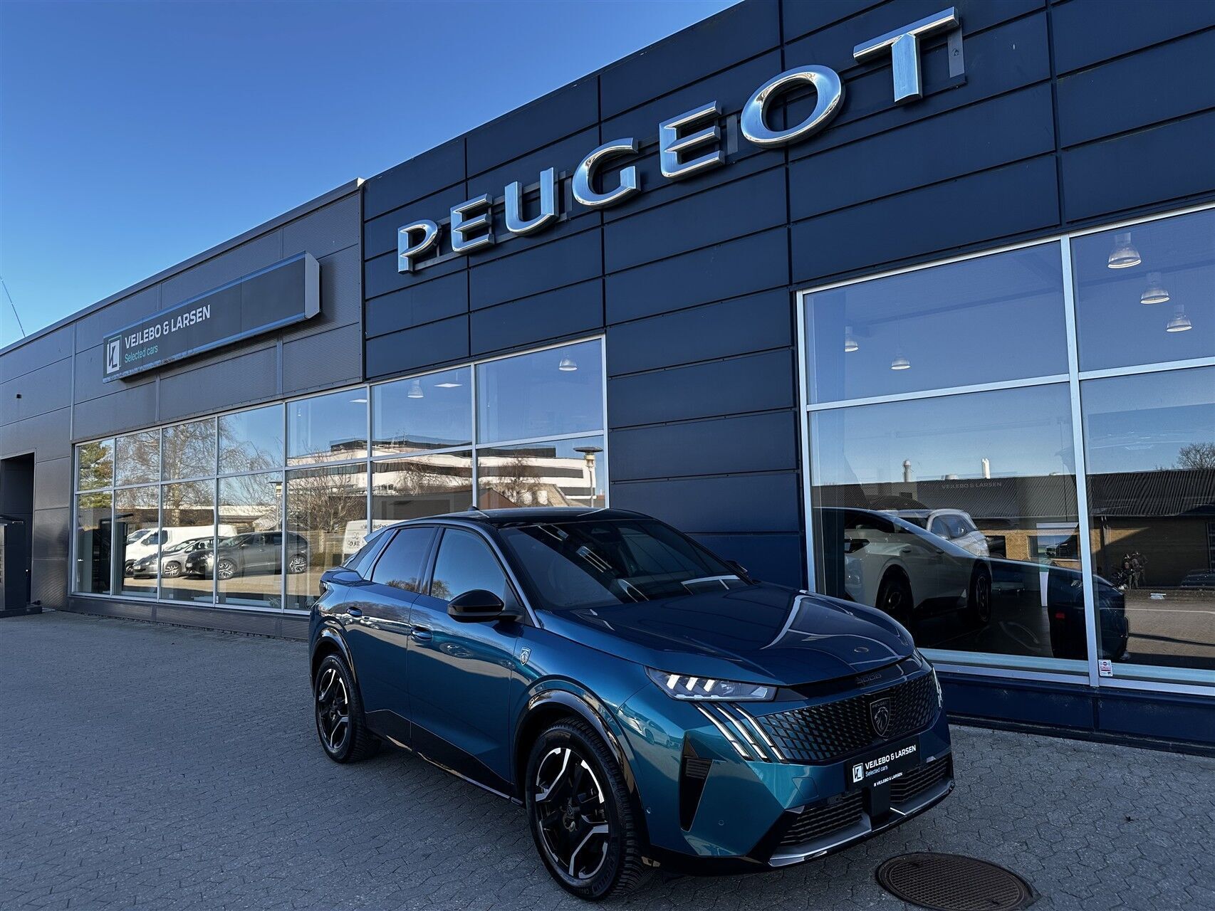 Blå Peugeot e-3008 fra 2025