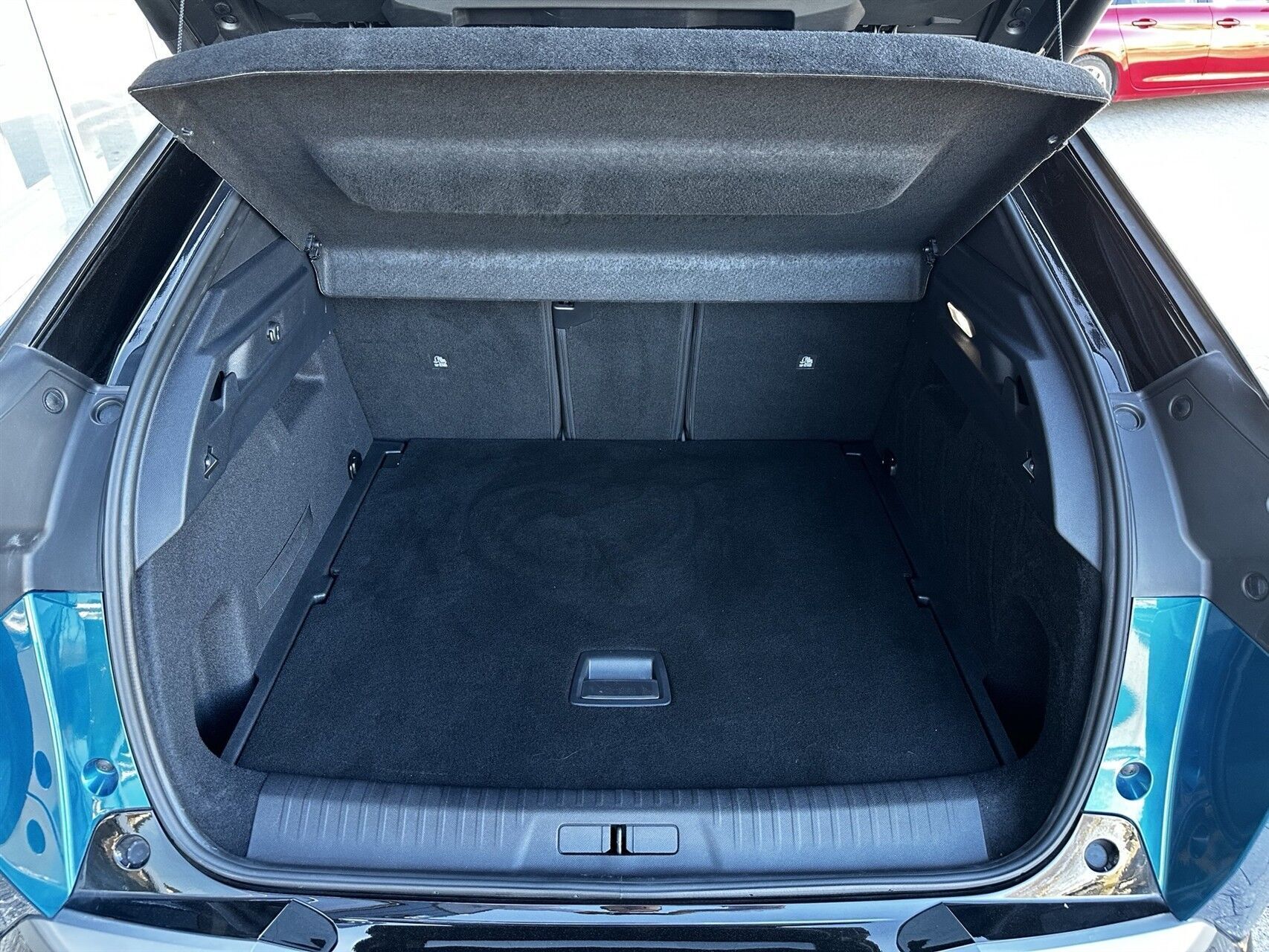 Blå Peugeot e-3008 fra 2025