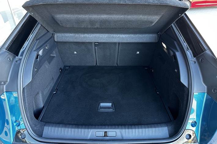 Blå Peugeot e-3008 fra 2025