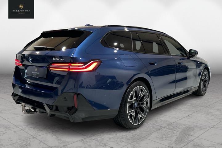 Blå BMW 530e fra 2024