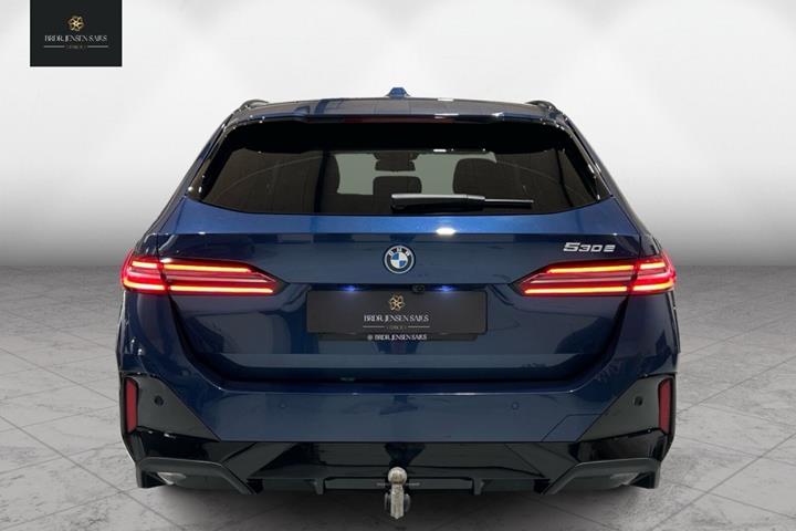 Blå BMW 530e fra 2024