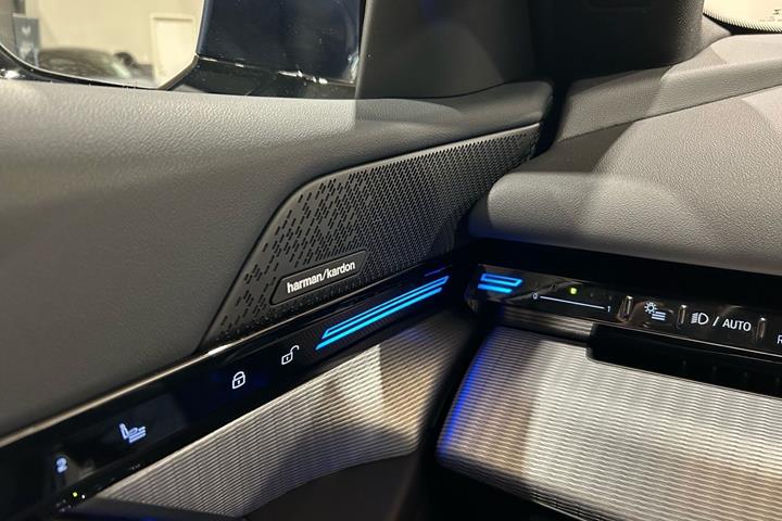 Blå BMW 530e fra 2024