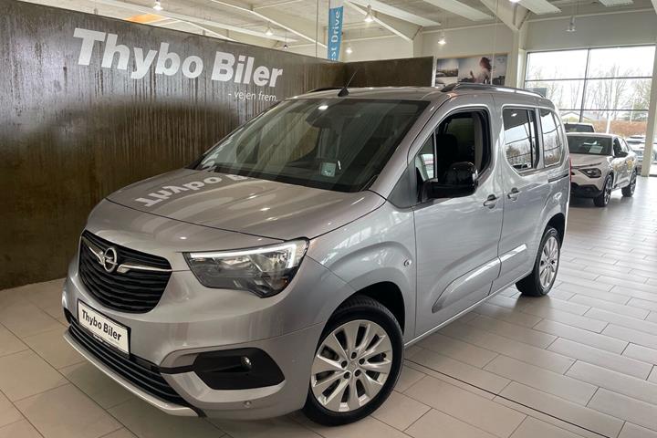 Sølv Opel Combo-e Life fra 2025 set udefra
