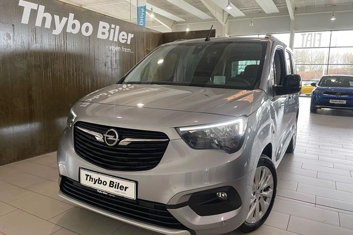 Sølv Opel Combo-e Life fra 2025 set udefra