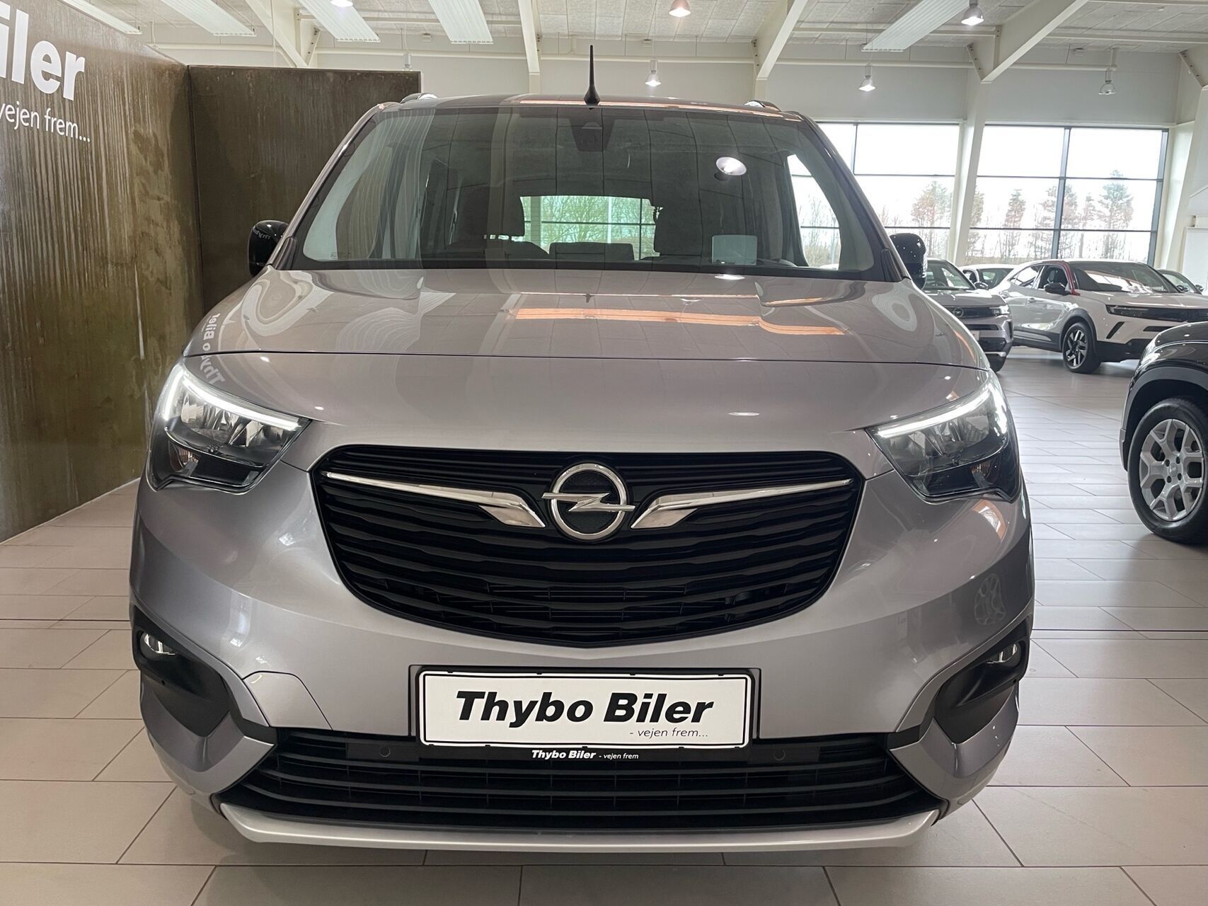 Sølv Opel Combo-e Life fra 2025 set udefra