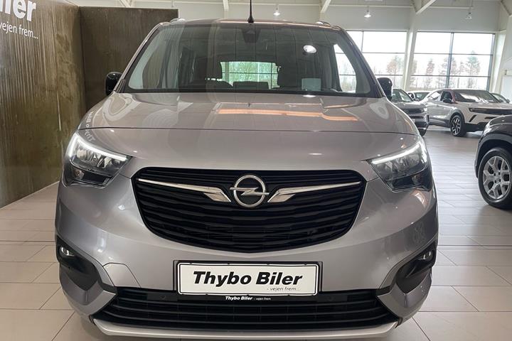 Sølv Opel Combo-e Life fra 2025 set udefra
