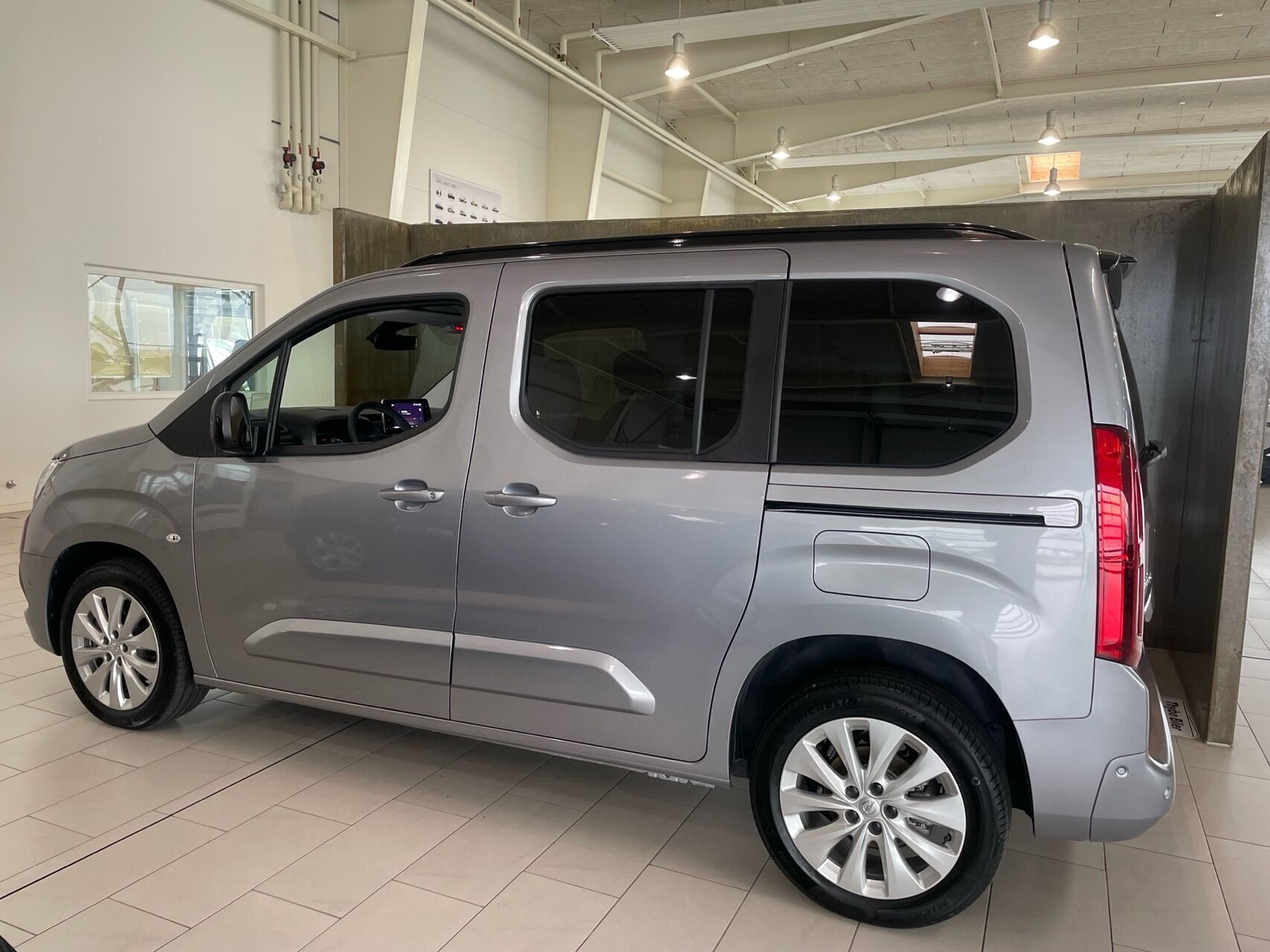 Sølv Opel Combo-e Life fra 2025 set udefra