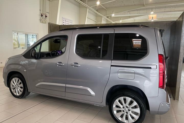 Sølv Opel Combo-e Life fra 2025 set udefra