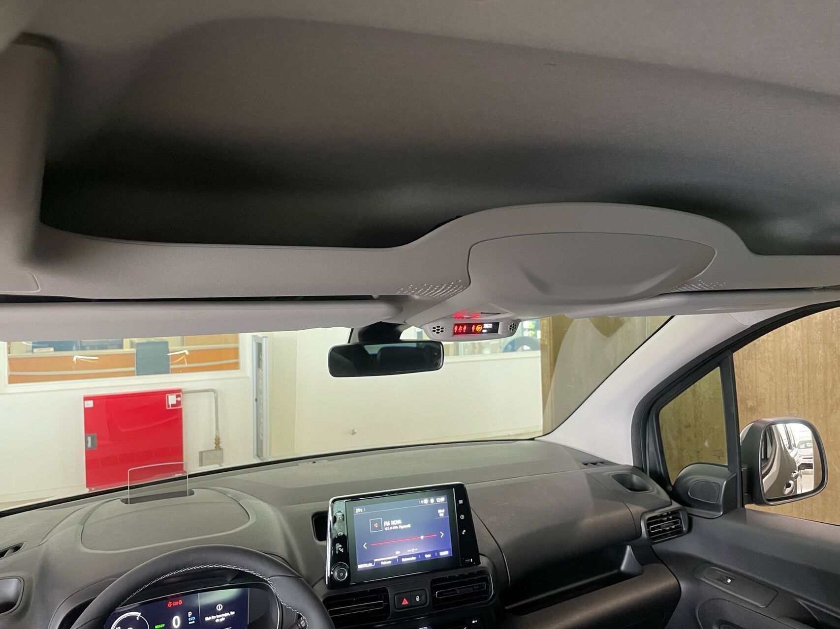 Sølv Opel Combo-e Life fra 2025 set indefra