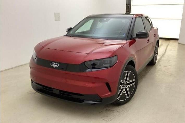 Rød Ford Capri fra 2025