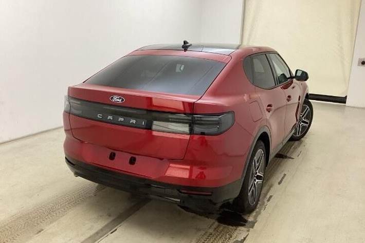 Rød Ford Capri fra 2025