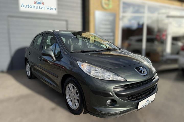 Grå Peugeot 207 fra 2007 set udefra