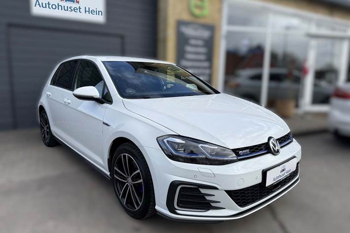 Hvid VW Golf VII fra 2018 set udefra