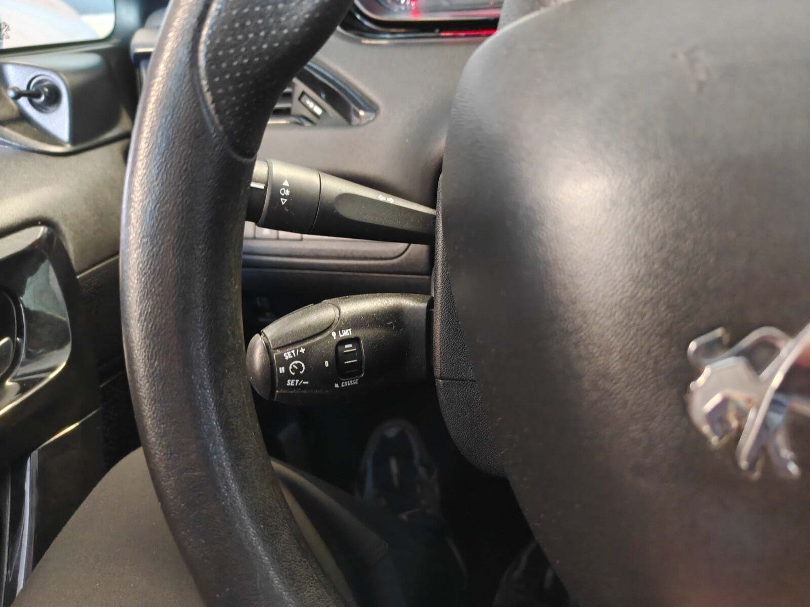 Gul Peugeot 208 fra 2012