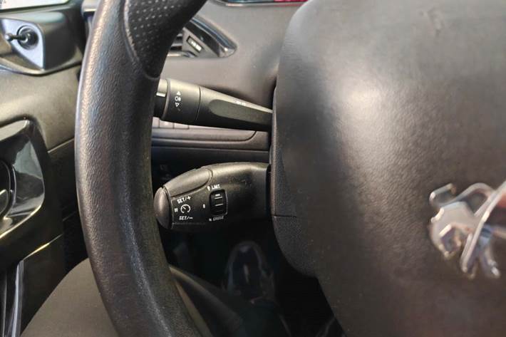 Gul Peugeot 208 fra 2012