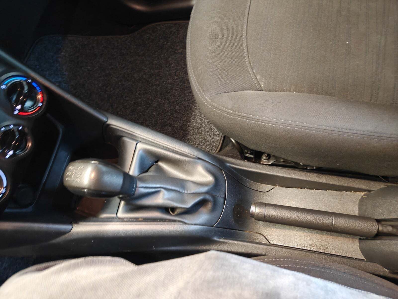 Gul Peugeot 208 fra 2013