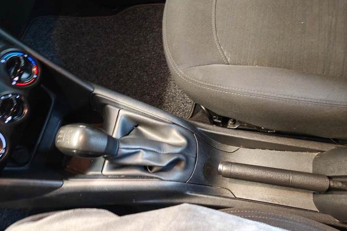 Gul Peugeot 208 fra 2013