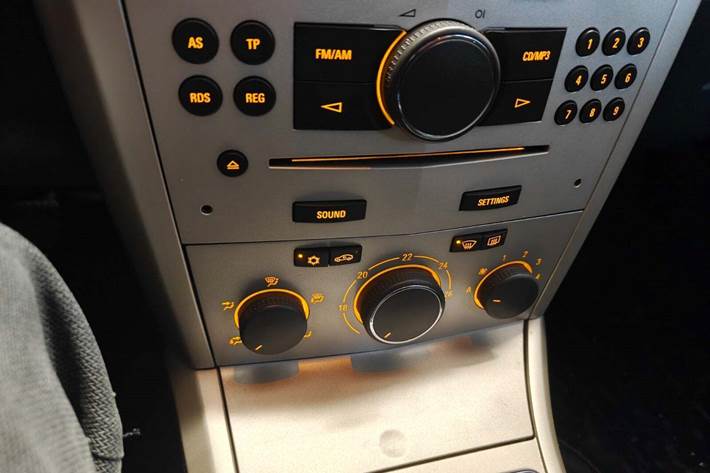 Gul Opel Astra fra 2008