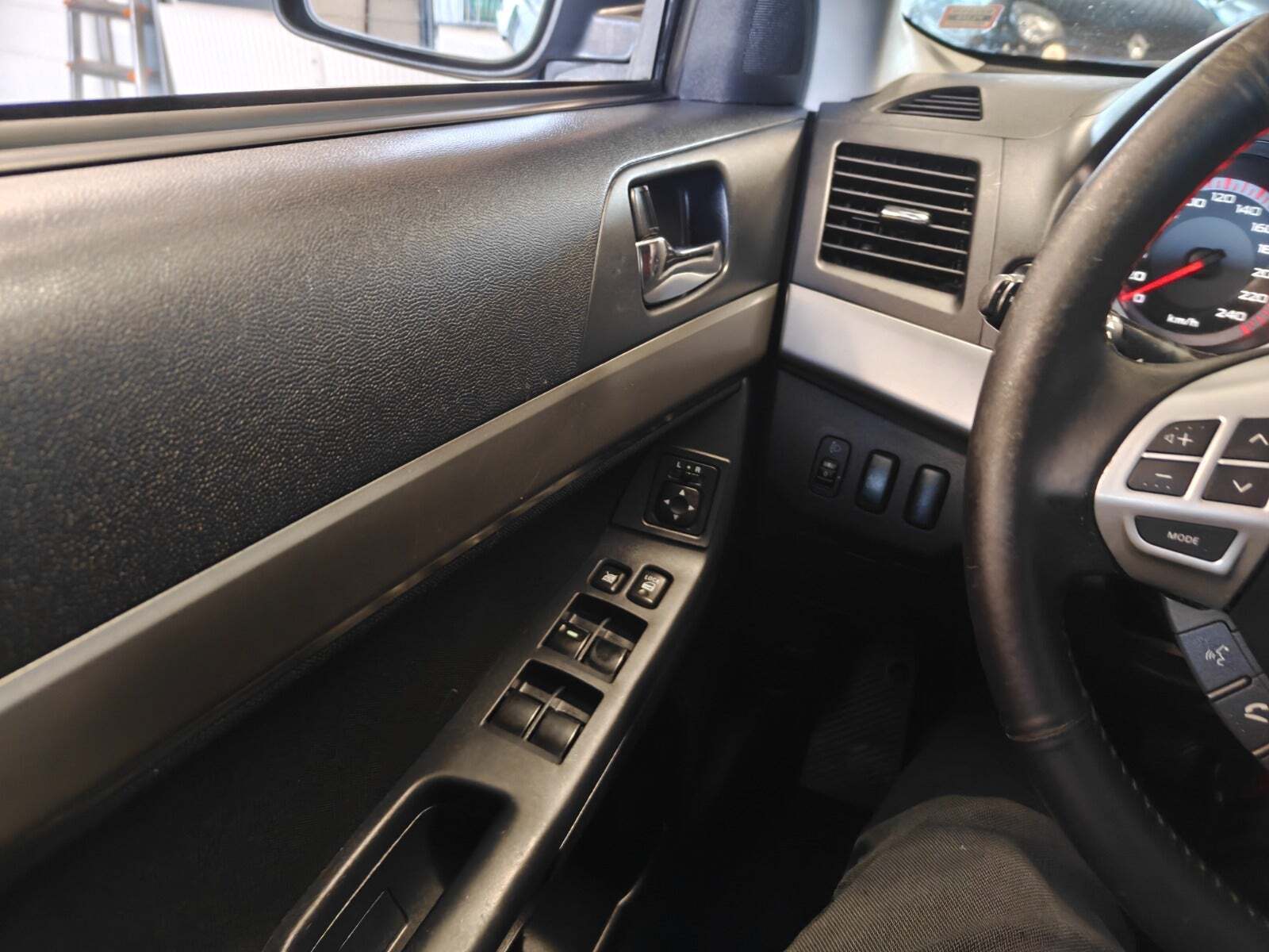 Gul Mitsubishi Lancer fra 2008