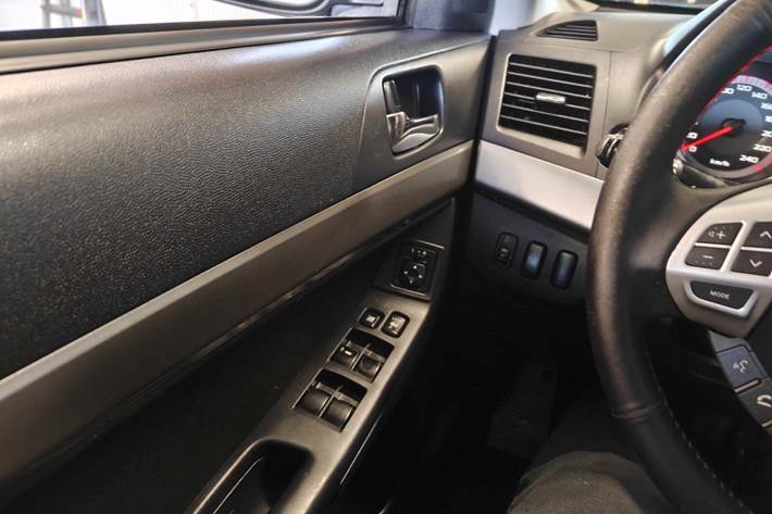 Gul Mitsubishi Lancer fra 2008