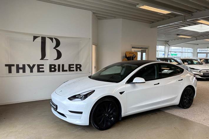 Hvid Tesla Model 3 fra 2022 set udefra