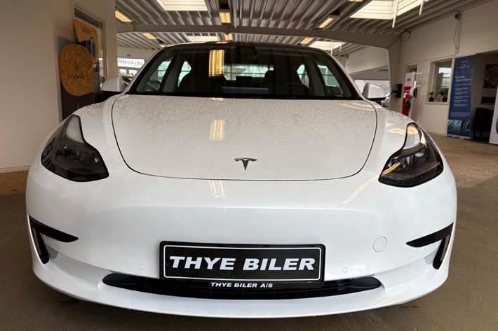 Hvid Tesla Model 3 fra 2022