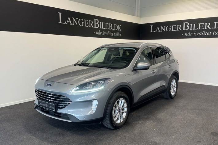 Blå Ford Kuga fra 2022 set udefra