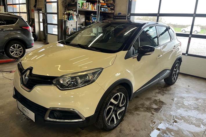 Beige Renault Captur fra 2014 set udefra