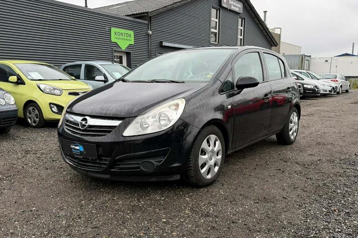 Sort Opel Agila fra 2008 set udefra