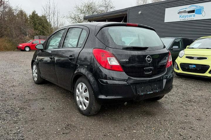 Sort Opel Agila fra 2008