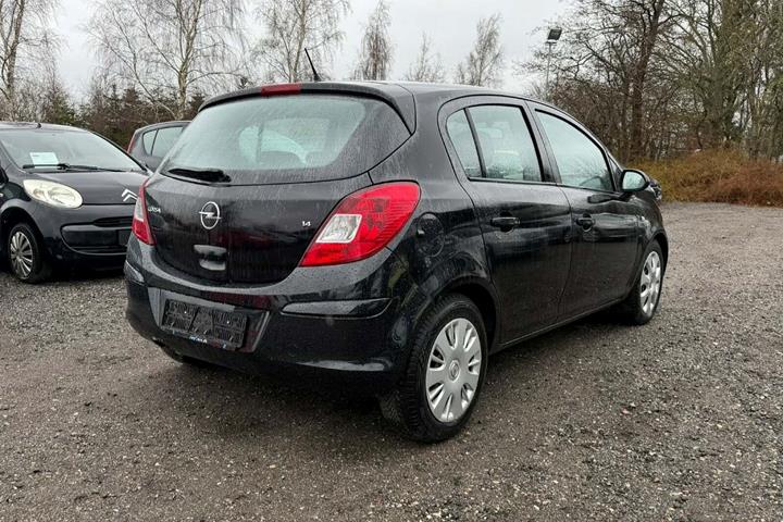 Sort Opel Agila fra 2008