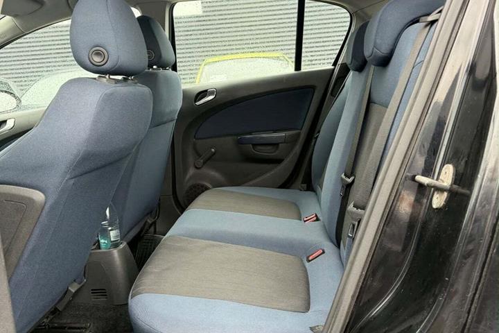 Sort Opel Agila fra 2008