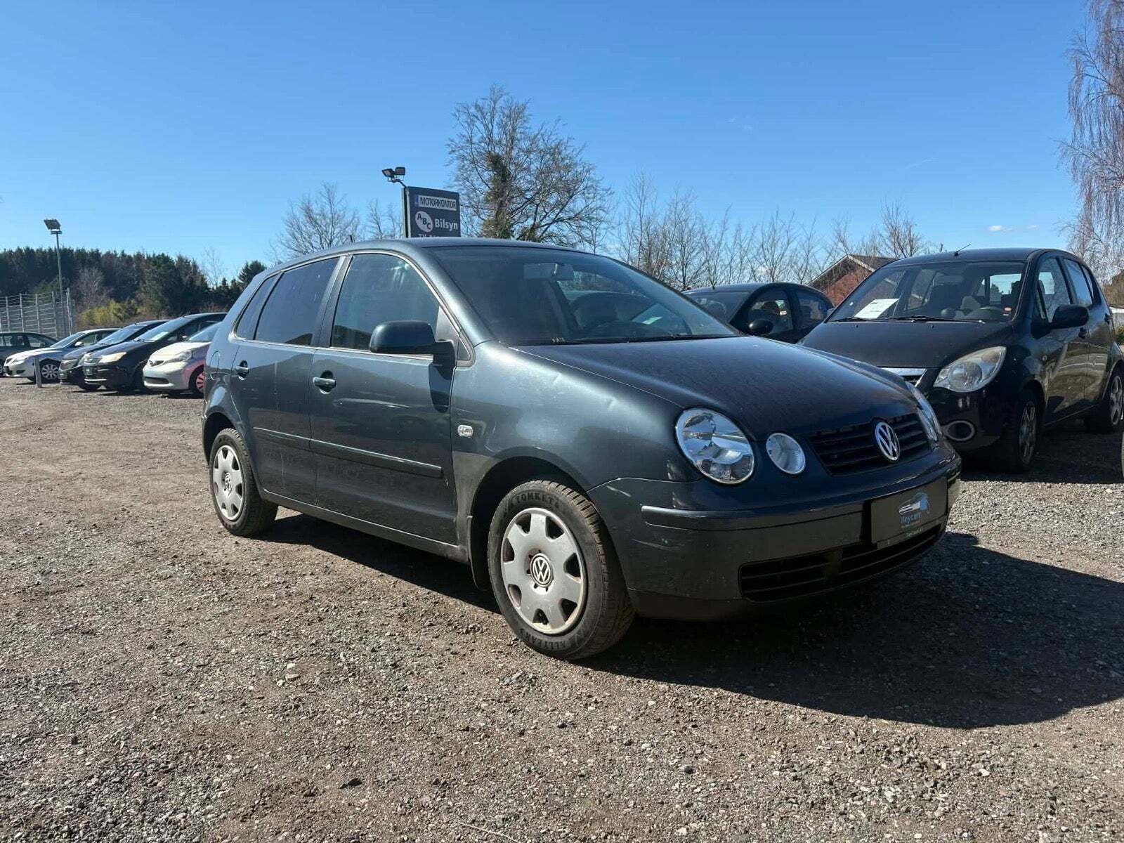 Grå VW Polo fra 2004