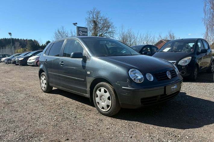 Grå VW Polo fra 2004
