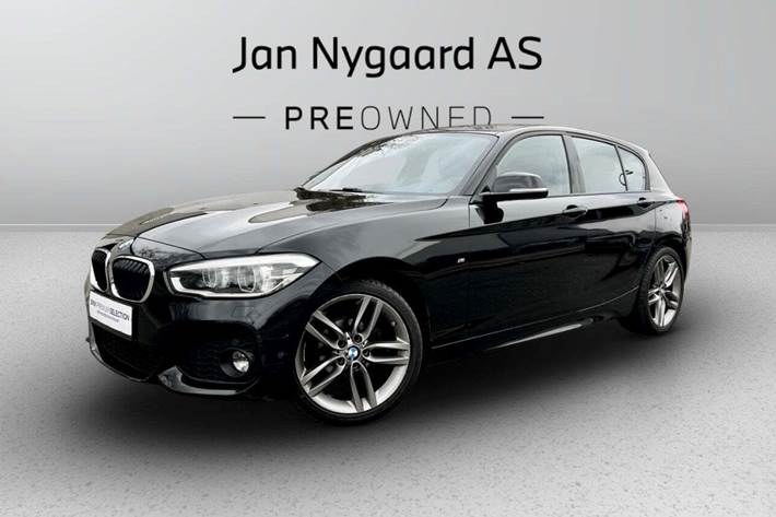 Sort BMW 118i fra 2019 set udefra