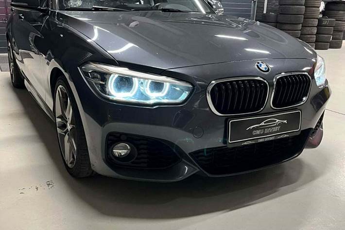 Grå BMW 118i fra 2019