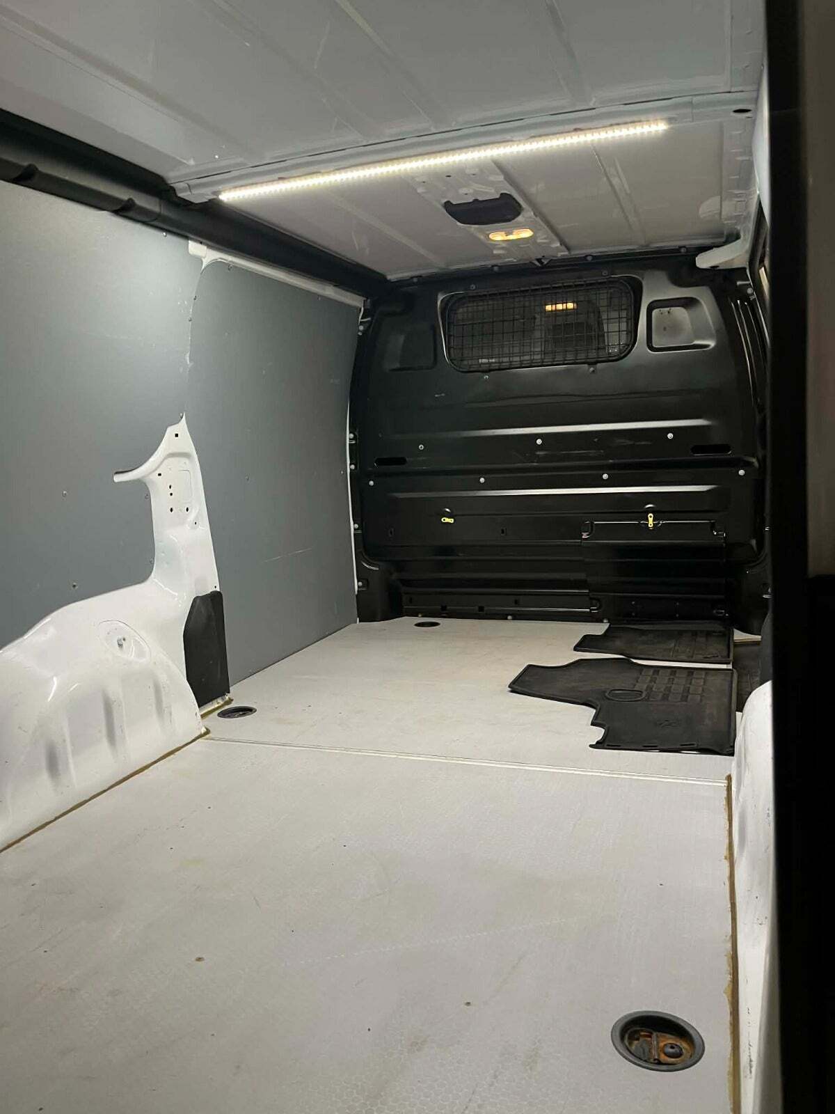 Hvid Peugeot Expert fra 2021