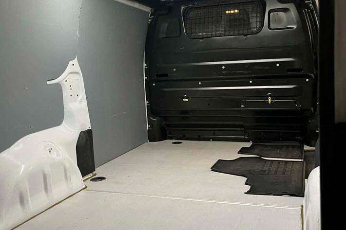 Hvid Peugeot Expert fra 2021