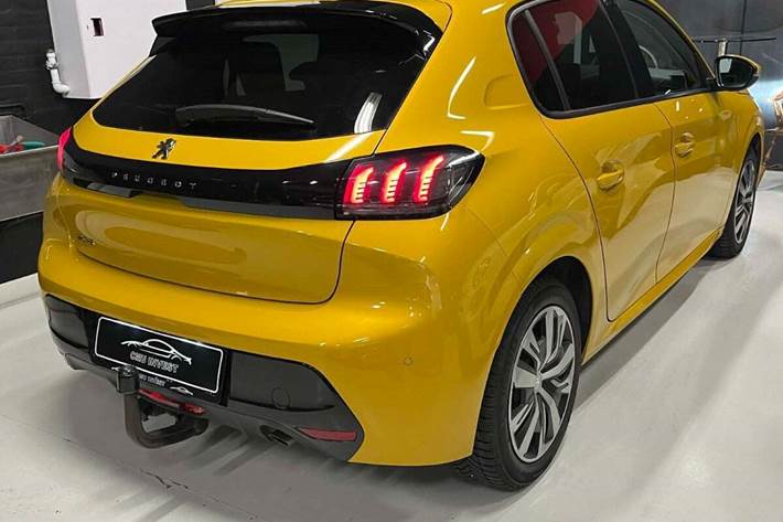 Gul Peugeot 208 fra 2021