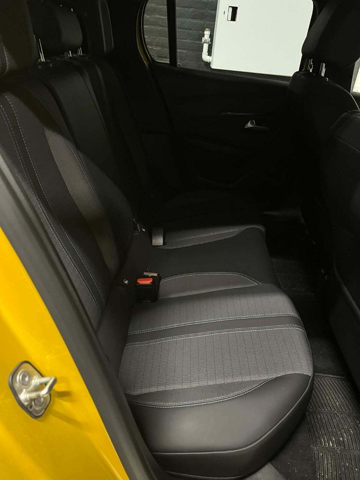 Gul Peugeot 208 fra 2021