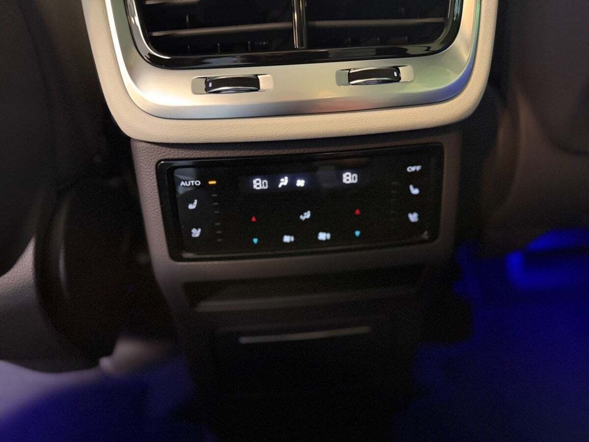 Hvid Hongqi E-HS9 fra 2025