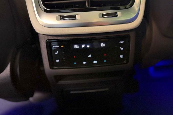 Hvid Hongqi E-HS9 fra 2025