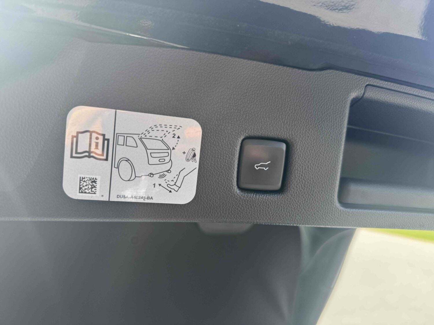 Sort Ford Kuga fra 2020