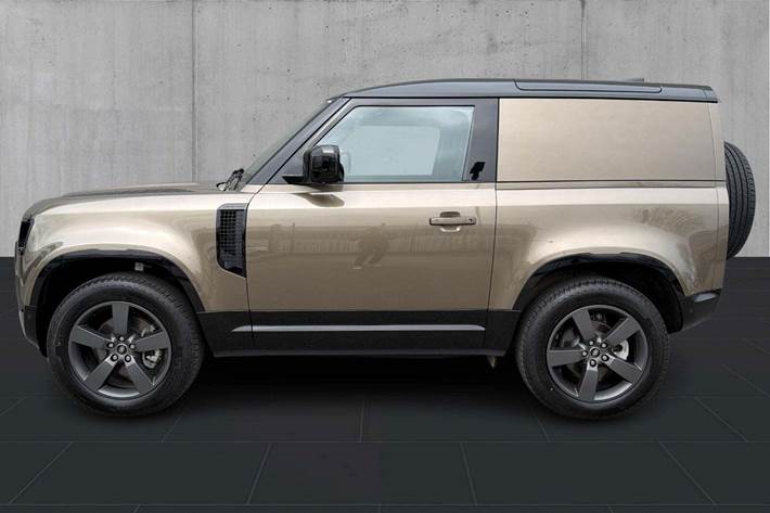 Brun Land Rover Defender 90 fra 2025