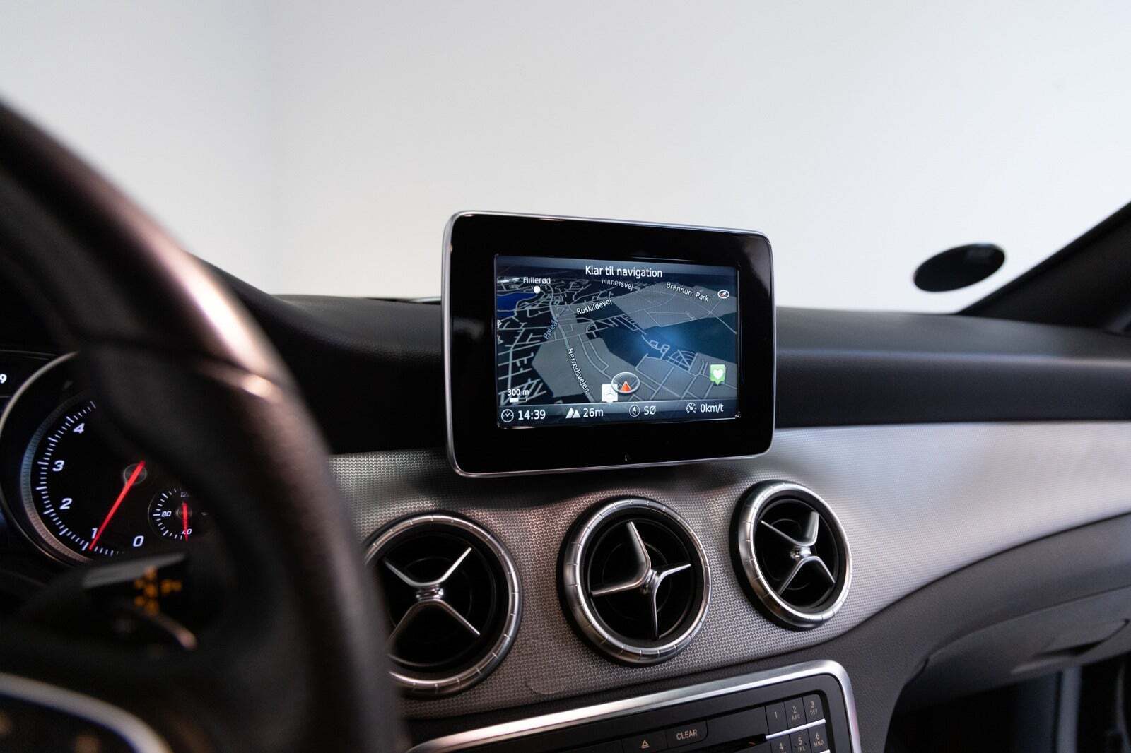 Sort Mercedes CLA200 fra 2017