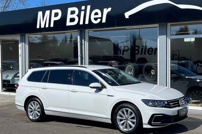 Hvid VW Passat fra 2021 set udefra