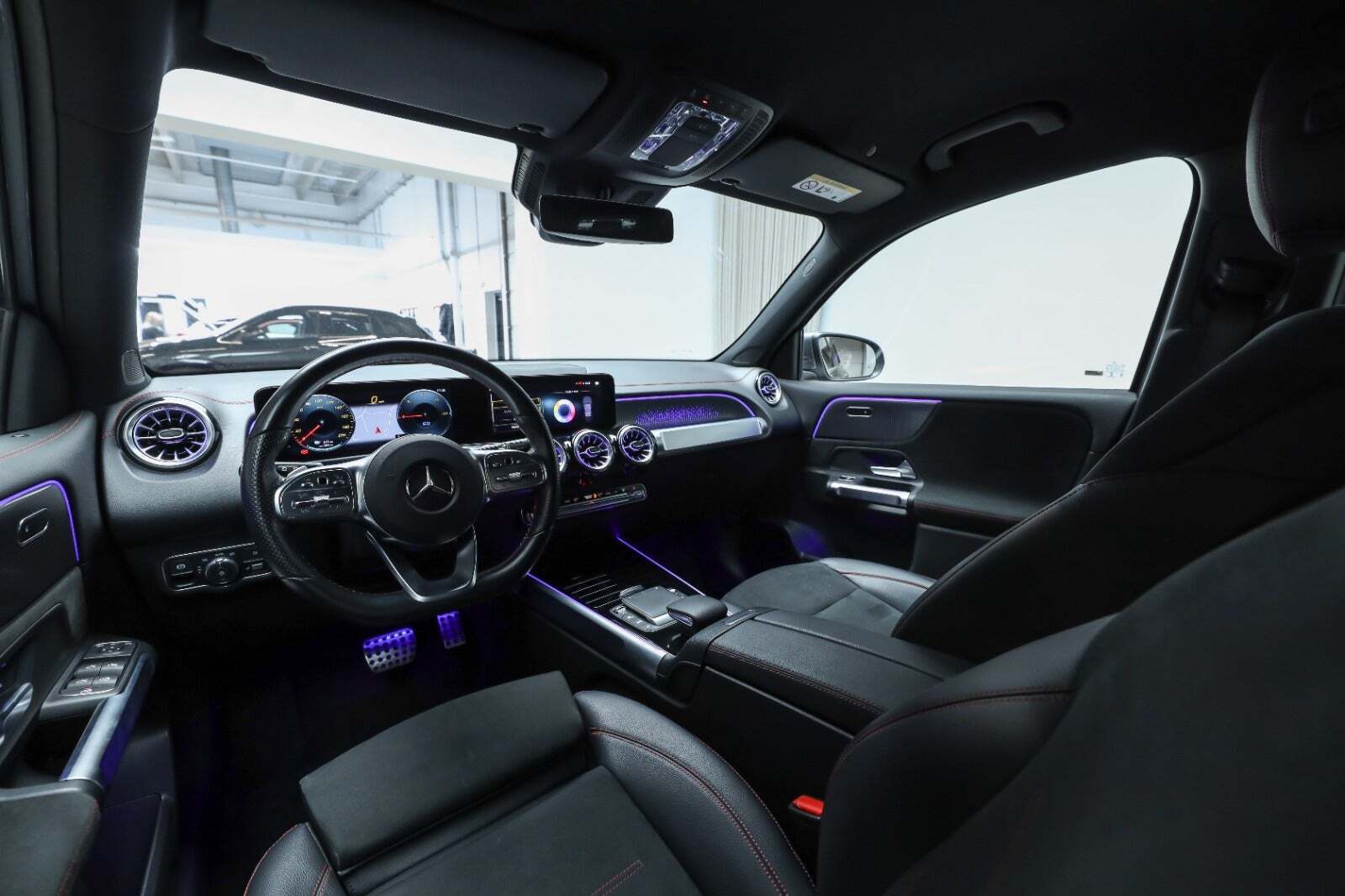 Grå Mercedes EQB350 fra 2022