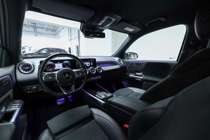 Grå Mercedes EQB350 fra 2022