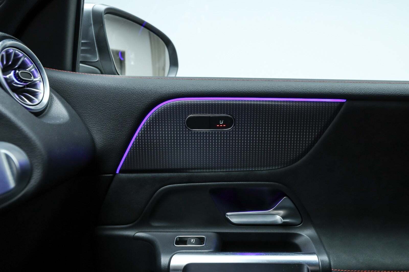 Grå Mercedes EQB350 fra 2022