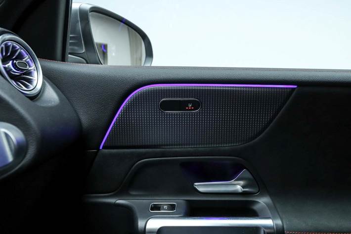 Grå Mercedes EQB350 fra 2022